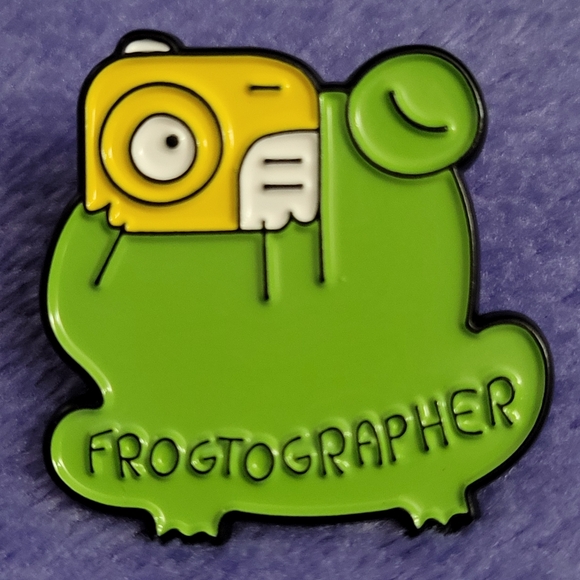 Frogtographer Frog With A Camera Enamel Pin - Picture 9 of 10